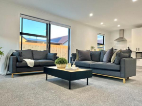 Brand New & Ready for You! By KOSH BNB, Hamilton